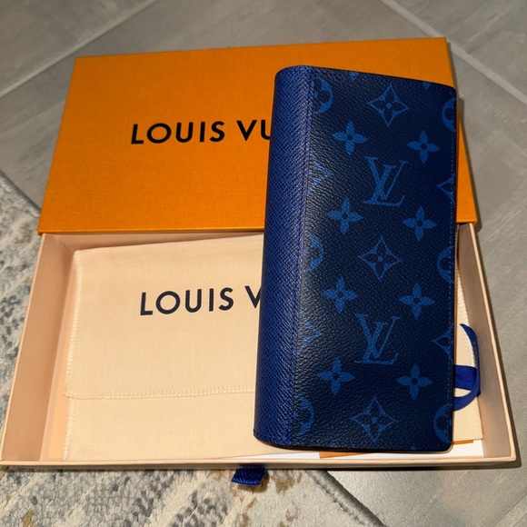 Louis Vuitton Handbags - Pristine Louis Vuitton Taigarama Brazza Wallet!